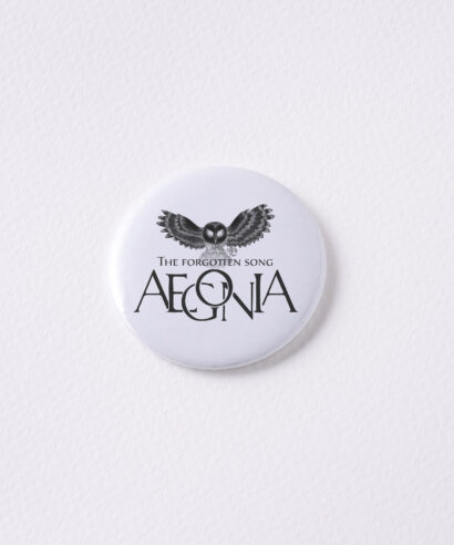 Бяла значка с оригинален дизайн на група AEGONIA.