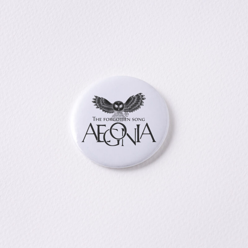 Бяла значка с оригинален дизайн на група AEGONIA.
